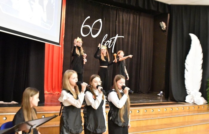 Zmagania młodych artystów uświetnił występ szkolnego zespołu wokalnego pod kierunkiem Pani Iwony Matukiewicz oraz piosenka zaśpiewana przez najmłodszych - przedszkolaków. 