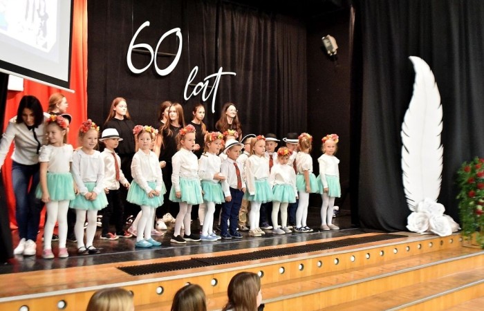 Zmagania młodych artystów uświetnił występ szkolnego zespołu wokalnego pod kierunkiem Pani Iwony Matukiewicz oraz piosenka zaśpiewana przez najmłodszych - przedszkolaków. 