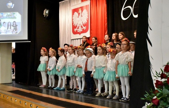 Zmagania młodych artystów uświetnił występ szkolnego zespołu wokalnego pod kierunkiem Pani Iwony Matukiewicz oraz piosenka zaśpiewana przez najmłodszych - przedszkolaków. 