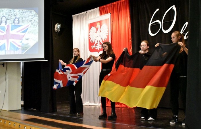 Losy naszej “Dwójki” ukazali również uczniowie w przygotowanej przez nich części artystycznej pod kierunkiem Pani Danuty Szczesnej. Nasi młodzi artyści w humorystycznych scenkach przenieśli nas, m.in. do czasów dyscypliny, ukazując zwyczaje szkoły, przedsięwzięcia jakim była dobudowa szkolnej stołówki z oddziałami przedszkolnymi oraz trudnego okresu w życiu nas wszystkich – pandemii. Zwieńczeniem przedstawienia stała się prezentacja multimedialna przygotowana przez Panią Marzenę Szymańską, ukazująca między innymi kadrę obecnych pedagogów oraz pracowników administracji i obsługi naszej szkoły.