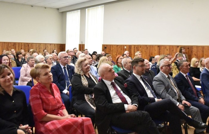 Losy naszej “Dwójki” ukazali również uczniowie w przygotowanej przez nich części artystycznej pod kierunkiem Pani Danuty Szczesnej. Nasi młodzi artyści w humorystycznych scenkach przenieśli nas, m.in. do czasów dyscypliny, ukazując zwyczaje szkoły, przedsięwzięcia jakim była dobudowa szkolnej stołówki z oddziałami przedszkolnymi oraz trudnego okresu w życiu nas wszystkich – pandemii. Zwieńczeniem przedstawienia stała się prezentacja multimedialna przygotowana przez Panią Marzenę Szymańską, ukazująca między innymi kadrę obecnych pedagogów oraz pracowników administracji i obsługi naszej szkoły.