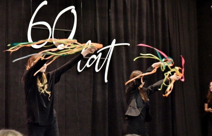 Losy naszej “Dwójki” ukazali również uczniowie w przygotowanej przez nich części artystycznej pod kierunkiem Pani Danuty Szczesnej. Nasi młodzi artyści w humorystycznych scenkach przenieśli nas, m.in. do czasów dyscypliny, ukazując zwyczaje szkoły, przedsięwzięcia jakim była dobudowa szkolnej stołówki z oddziałami przedszkolnymi oraz trudnego okresu w życiu nas wszystkich – pandemii. Zwieńczeniem przedstawienia stała się prezentacja multimedialna przygotowana przez Panią Marzenę Szymańską, ukazująca między innymi kadrę obecnych pedagogów oraz pracowników administracji i obsługi naszej szkoły.