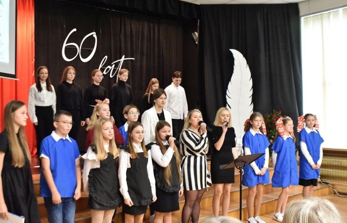 Losy naszej “Dwójki” ukazali również uczniowie w przygotowanej przez nich części artystycznej pod kierunkiem Pani Danuty Szczesnej. Nasi młodzi artyści w humorystycznych scenkach przenieśli nas, m.in. do czasów dyscypliny, ukazując zwyczaje szkoły, przedsięwzięcia jakim była dobudowa szkolnej stołówki z oddziałami przedszkolnymi oraz trudnego okresu w życiu nas wszystkich – pandemii. Zwieńczeniem przedstawienia stała się prezentacja multimedialna przygotowana przez Panią Marzenę Szymańską, ukazująca między innymi kadrę obecnych pedagogów oraz pracowników administracji i obsługi naszej szkoły.