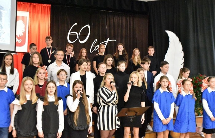 Losy naszej “Dwójki” ukazali również uczniowie w przygotowanej przez nich części artystycznej pod kierunkiem Pani Danuty Szczesnej. Nasi młodzi artyści w humorystycznych scenkach przenieśli nas, m.in. do czasów dyscypliny, ukazując zwyczaje szkoły, przedsięwzięcia jakim była dobudowa szkolnej stołówki z oddziałami przedszkolnymi oraz trudnego okresu w życiu nas wszystkich – pandemii. Zwieńczeniem przedstawienia stała się prezentacja multimedialna przygotowana przez Panią Marzenę Szymańską, ukazująca między innymi kadrę obecnych pedagogów oraz pracowników administracji i obsługi naszej szkoły.