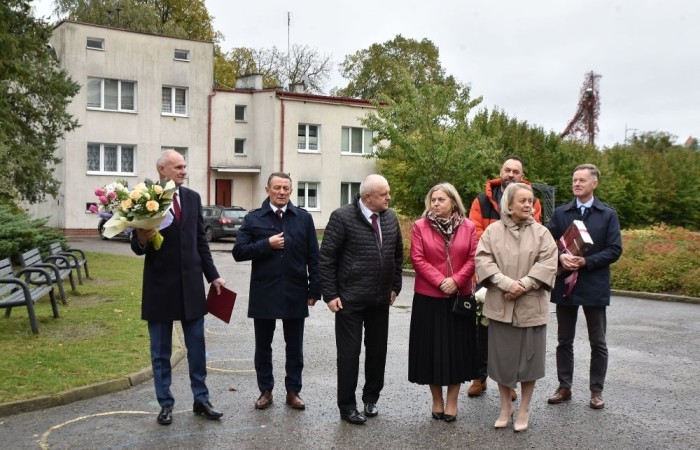 20 października świętowaliśmy Jubileusz 60-lecia Szkoły Podstawowej nr 2 w Pasłęku. Był to dla nas szczególny dzień, czas, w którym w symboliczny sposób przenieśliśmy się do chwili powstania naszej szkoły. Cieszymy się bardzo, że tak ważne dla nas wydarzenie swą obecnością uświetnili: minister Andrzej Śliwka - podsekretarz stanu w Ministerstwie Aktywów Państwowych, Burmistrz Pasłęka Pan Wiesław Śniecikowski, Przewodniczący Rady Miejskiej w Pasłęku Pan Marian Matuszczak, Starosta Powiatu Elbląskiego Pan Maciej Romanowski, wiceburmistrz Pan Marek Sarnowski, dyrektorzy i przedstawiciele instytucji oświatowych, służb mundurowych, działacze stowarzyszeń i związków zawodowych, emeryci oraz liczni absolwenci Szkoły Podstawowej nr 2 w Pasłęku.
Obchody jubileuszu rozpoczęliśmy od posadzenia drzewka przed pomnikiem patrona, Władysława Broniewskiego i przecięcia wstęgi na ławeczce upamiętniającej tę wyjątkową rocznicę. Następnie, już w auli, głos zabrała Pani Dyrektor Agnieszka Cieklińska, dzięki której wspomnienia związane z historią szkoły na nowo odżyły w pamięci zebranych. W pięknych słowach usłyszeliśmy o początkach szkoły, przypomnieliśmy sobie losy ludzi z nią związanych, ich sukcesy i zmagania, dzięki którym my dzisiaj możemy być częścią wyjątkowego miejsca, tak mocno wpisującego się w historię naszego miasta.