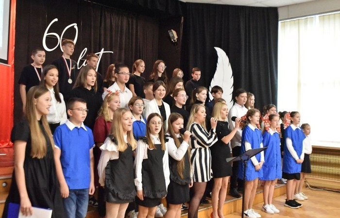 Losy naszej “Dwójki” ukazali również uczniowie w przygotowanej przez nich części artystycznej pod kierunkiem Pani Danuty Szczesnej. Nasi młodzi artyści w humorystycznych scenkach przenieśli nas, m.in. do czasów dyscypliny, ukazując zwyczaje szkoły, przedsięwzięcia jakim była dobudowa szkolnej stołówki z oddziałami przedszkolnymi oraz trudnego okresu w życiu nas wszystkich – pandemii. Zwieńczeniem przedstawienia stała się prezentacja multimedialna przygotowana przez Panią Marzenę Szymańską, ukazująca między innymi kadrę obecnych pedagogów oraz pracowników administracji i obsługi naszej szkoły.