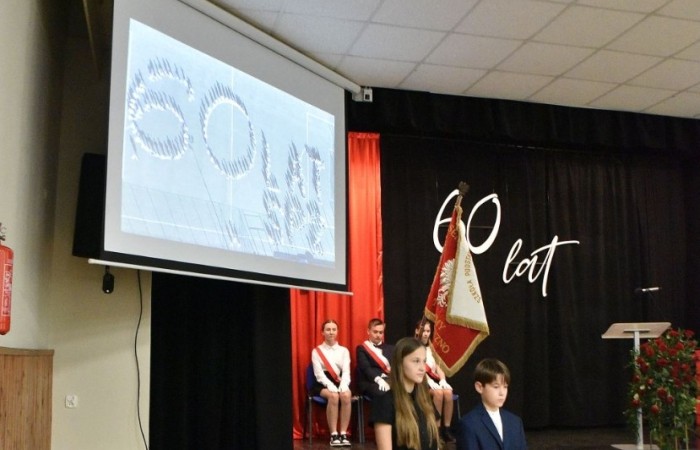 20 października świętowaliśmy Jubileusz 60-lecia Szkoły Podstawowej nr 2 w Pasłęku. Był to dla nas szczególny dzień, czas, w którym w symboliczny sposób przenieśliśmy się do chwili powstania naszej szkoły. Cieszymy się bardzo, że tak ważne dla nas wydarzenie swą obecnością uświetnili: minister Andrzej Śliwka - podsekretarz stanu w Ministerstwie Aktywów Państwowych, Burmistrz Pasłęka Pan Wiesław Śniecikowski, Przewodniczący Rady Miejskiej w Pasłęku Pan Marian Matuszczak, Starosta Powiatu Elbląskiego Pan Maciej Romanowski, wiceburmistrz Pan Marek Sarnowski, dyrektorzy i przedstawiciele instytucji oświatowych, służb mundurowych, działacze stowarzyszeń i związków zawodowych, emeryci oraz liczni absolwenci Szkoły Podstawowej nr 2 w Pasłęku.
Obchody jubileuszu rozpoczęliśmy od posadzenia drzewka przed pomnikiem patrona, Władysława Broniewskiego i przecięcia wstęgi na ławeczce upamiętniającej tę wyjątkową rocznicę. Następnie, już w auli, głos zabrała Pani Dyrektor Agnieszka Cieklińska, dzięki której wspomnienia związane z historią szkoły na nowo odżyły w pamięci zebranych. W pięknych słowach usłyszeliśmy o początkach szkoły, przypomnieliśmy sobie losy ludzi z nią związanych, ich sukcesy i zmagania, dzięki którym my dzisiaj możemy być częścią wyjątkowego miejsca, tak mocno wpisującego się w historię naszego miasta.