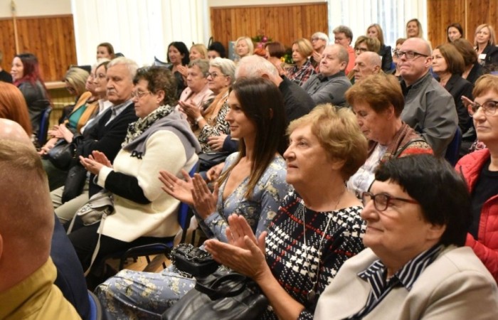 20 października świętowaliśmy Jubileusz 60-lecia Szkoły Podstawowej nr 2 w Pasłęku. Był to dla nas szczególny dzień, czas, w którym w symboliczny sposób przenieśliśmy się do chwili powstania naszej szkoły. Cieszymy się bardzo, że tak ważne dla nas wydarzenie swą obecnością uświetnili: minister Andrzej Śliwka - podsekretarz stanu w Ministerstwie Aktywów Państwowych, Burmistrz Pasłęka Pan Wiesław Śniecikowski, Przewodniczący Rady Miejskiej w Pasłęku Pan Marian Matuszczak, Starosta Powiatu Elbląskiego Pan Maciej Romanowski, wiceburmistrz Pan Marek Sarnowski, dyrektorzy i przedstawiciele instytucji oświatowych, służb mundurowych, działacze stowarzyszeń i związków zawodowych, emeryci oraz liczni absolwenci Szkoły Podstawowej nr 2 w Pasłęku.
Obchody jubileuszu rozpoczęliśmy od posadzenia drzewka przed pomnikiem patrona, Władysława Broniewskiego i przecięcia wstęgi na ławeczce upamiętniającej tę wyjątkową rocznicę. Następnie, już w auli, głos zabrała Pani Dyrektor Agnieszka Cieklińska, dzięki której wspomnienia związane z historią szkoły na nowo odżyły w pamięci zebranych. W pięknych słowach usłyszeliśmy o początkach szkoły, przypomnieliśmy sobie losy ludzi z nią związanych, ich sukcesy i zmagania, dzięki którym my dzisiaj możemy być częścią wyjątkowego miejsca, tak mocno wpisującego się w historię naszego miasta.