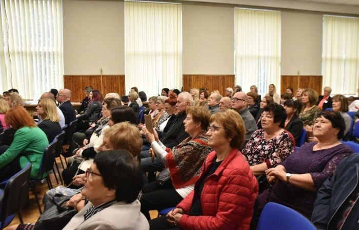 20 października świętowaliśmy Jubileusz 60-lecia Szkoły Podstawowej nr 2 w Pasłęku. Był to dla nas szczególny dzień, czas, w którym w symboliczny sposób przenieśliśmy się do chwili powstania naszej szkoły. Cieszymy się bardzo, że tak ważne dla nas wydarzenie swą obecnością uświetnili: minister Andrzej Śliwka - podsekretarz stanu w Ministerstwie Aktywów Państwowych, Burmistrz Pasłęka Pan Wiesław Śniecikowski, Przewodniczący Rady Miejskiej w Pasłęku Pan Marian Matuszczak, Starosta Powiatu Elbląskiego Pan Maciej Romanowski, wiceburmistrz Pan Marek Sarnowski, dyrektorzy i przedstawiciele instytucji oświatowych, służb mundurowych, działacze stowarzyszeń i związków zawodowych, emeryci oraz liczni absolwenci Szkoły Podstawowej nr 2 w Pasłęku.
Obchody jubileuszu rozpoczęliśmy od posadzenia drzewka przed pomnikiem patrona, Władysława Broniewskiego i przecięcia wstęgi na ławeczce upamiętniającej tę wyjątkową rocznicę. Następnie, już w auli, głos zabrała Pani Dyrektor Agnieszka Cieklińska, dzięki której wspomnienia związane z historią szkoły na nowo odżyły w pamięci zebranych. W pięknych słowach usłyszeliśmy o początkach szkoły, przypomnieliśmy sobie losy ludzi z nią związanych, ich sukcesy i zmagania, dzięki którym my dzisiaj możemy być częścią wyjątkowego miejsca, tak mocno wpisującego się w historię naszego miasta.