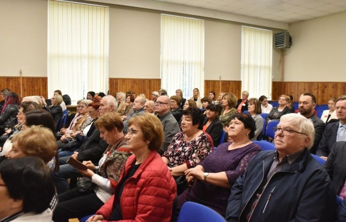20 października świętowaliśmy Jubileusz 60-lecia Szkoły Podstawowej nr 2 w Pasłęku. Był to dla nas szczególny dzień, czas, w którym w symboliczny sposób przenieśliśmy się do chwili powstania naszej szkoły. Cieszymy się bardzo, że tak ważne dla nas wydarzenie swą obecnością uświetnili: minister Andrzej Śliwka - podsekretarz stanu w Ministerstwie Aktywów Państwowych, Burmistrz Pasłęka Pan Wiesław Śniecikowski, Przewodniczący Rady Miejskiej w Pasłęku Pan Marian Matuszczak, Starosta Powiatu Elbląskiego Pan Maciej Romanowski, wiceburmistrz Pan Marek Sarnowski, dyrektorzy i przedstawiciele instytucji oświatowych, służb mundurowych, działacze stowarzyszeń i związków zawodowych, emeryci oraz liczni absolwenci Szkoły Podstawowej nr 2 w Pasłęku.
Obchody jubileuszu rozpoczęliśmy od posadzenia drzewka przed pomnikiem patrona, Władysława Broniewskiego i przecięcia wstęgi na ławeczce upamiętniającej tę wyjątkową rocznicę. Następnie, już w auli, głos zabrała Pani Dyrektor Agnieszka Cieklińska, dzięki której wspomnienia związane z historią szkoły na nowo odżyły w pamięci zebranych. W pięknych słowach usłyszeliśmy o początkach szkoły, przypomnieliśmy sobie losy ludzi z nią związanych, ich sukcesy i zmagania, dzięki którym my dzisiaj możemy być częścią wyjątkowego miejsca, tak mocno wpisującego się w historię naszego miasta.