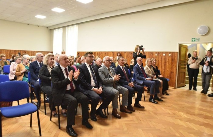 20 października świętowaliśmy Jubileusz 60-lecia Szkoły Podstawowej nr 2 w Pasłęku. Był to dla nas szczególny dzień, czas, w którym w symboliczny sposób przenieśliśmy się do chwili powstania naszej szkoły. Cieszymy się bardzo, że tak ważne dla nas wydarzenie swą obecnością uświetnili: minister Andrzej Śliwka - podsekretarz stanu w Ministerstwie Aktywów Państwowych, Burmistrz Pasłęka Pan Wiesław Śniecikowski, Przewodniczący Rady Miejskiej w Pasłęku Pan Marian Matuszczak, Starosta Powiatu Elbląskiego Pan Maciej Romanowski, wiceburmistrz Pan Marek Sarnowski, dyrektorzy i przedstawiciele instytucji oświatowych, służb mundurowych, działacze stowarzyszeń i związków zawodowych, emeryci oraz liczni absolwenci Szkoły Podstawowej nr 2 w Pasłęku.
Obchody jubileuszu rozpoczęliśmy od posadzenia drzewka przed pomnikiem patrona, Władysława Broniewskiego i przecięcia wstęgi na ławeczce upamiętniającej tę wyjątkową rocznicę. Następnie, już w auli, głos zabrała Pani Dyrektor Agnieszka Cieklińska, dzięki której wspomnienia związane z historią szkoły na nowo odżyły w pamięci zebranych. W pięknych słowach usłyszeliśmy o początkach szkoły, przypomnieliśmy sobie losy ludzi z nią związanych, ich sukcesy i zmagania, dzięki którym my dzisiaj możemy być częścią wyjątkowego miejsca, tak mocno wpisującego się w historię naszego miasta.