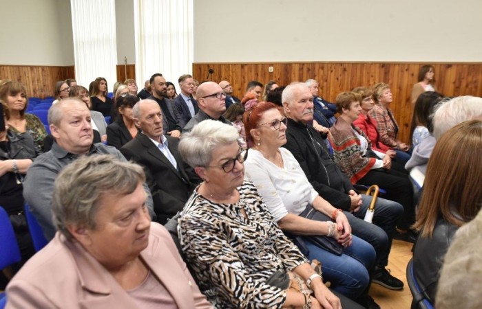 20 października świętowaliśmy Jubileusz 60-lecia Szkoły Podstawowej nr 2 w Pasłęku. Był to dla nas szczególny dzień, czas, w którym w symboliczny sposób przenieśliśmy się do chwili powstania naszej szkoły. Cieszymy się bardzo, że tak ważne dla nas wydarzenie swą obecnością uświetnili: minister Andrzej Śliwka - podsekretarz stanu w Ministerstwie Aktywów Państwowych, Burmistrz Pasłęka Pan Wiesław Śniecikowski, Przewodniczący Rady Miejskiej w Pasłęku Pan Marian Matuszczak, Starosta Powiatu Elbląskiego Pan Maciej Romanowski, wiceburmistrz Pan Marek Sarnowski, dyrektorzy i przedstawiciele instytucji oświatowych, służb mundurowych, działacze stowarzyszeń i związków zawodowych, emeryci oraz liczni absolwenci Szkoły Podstawowej nr 2 w Pasłęku.
Obchody jubileuszu rozpoczęliśmy od posadzenia drzewka przed pomnikiem patrona, Władysława Broniewskiego i przecięcia wstęgi na ławeczce upamiętniającej tę wyjątkową rocznicę. Następnie, już w auli, głos zabrała Pani Dyrektor Agnieszka Cieklińska, dzięki której wspomnienia związane z historią szkoły na nowo odżyły w pamięci zebranych. W pięknych słowach usłyszeliśmy o początkach szkoły, przypomnieliśmy sobie losy ludzi z nią związanych, ich sukcesy i zmagania, dzięki którym my dzisiaj możemy być częścią wyjątkowego miejsca, tak mocno wpisującego się w historię naszego miasta.