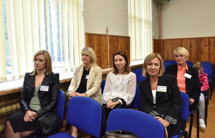 20 października świętowaliśmy Jubileusz 60-lecia Szkoły Podstawowej nr 2 w Pasłęku. Był to dla nas szczególny dzień, czas, w którym w symboliczny sposób przenieśliśmy się do chwili powstania naszej szkoły. Cieszymy się bardzo, że tak ważne dla nas wydarzenie swą obecnością uświetnili: minister Andrzej Śliwka - podsekretarz stanu w Ministerstwie Aktywów Państwowych, Burmistrz Pasłęka Pan Wiesław Śniecikowski, Przewodniczący Rady Miejskiej w Pasłęku Pan Marian Matuszczak, Starosta Powiatu Elbląskiego Pan Maciej Romanowski, wiceburmistrz Pan Marek Sarnowski, dyrektorzy i przedstawiciele instytucji oświatowych, służb mundurowych, działacze stowarzyszeń i związków zawodowych, emeryci oraz liczni absolwenci Szkoły Podstawowej nr 2 w Pasłęku.
Obchody jubileuszu rozpoczęliśmy od posadzenia drzewka przed pomnikiem patrona, Władysława Broniewskiego i przecięcia wstęgi na ławeczce upamiętniającej tę wyjątkową rocznicę. Następnie, już w auli, głos zabrała Pani Dyrektor Agnieszka Cieklińska, dzięki której wspomnienia związane z historią szkoły na nowo odżyły w pamięci zebranych. W pięknych słowach usłyszeliśmy o początkach szkoły, przypomnieliśmy sobie losy ludzi z nią związanych, ich sukcesy i zmagania, dzięki którym my dzisiaj możemy być częścią wyjątkowego miejsca, tak mocno wpisującego się w historię naszego miasta.