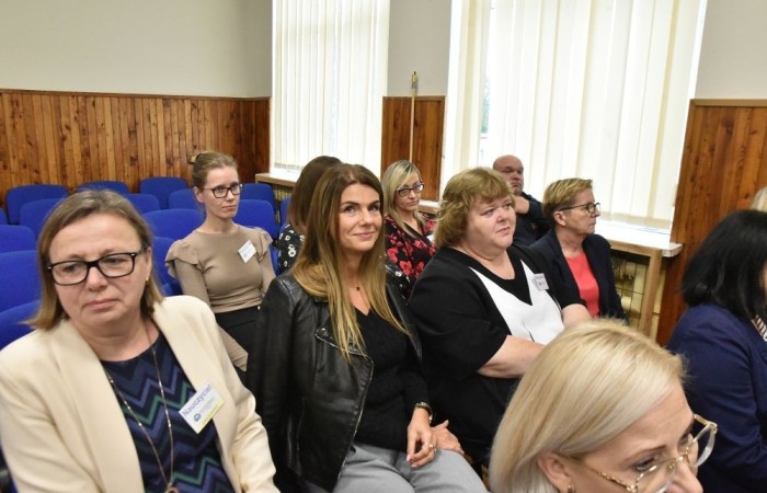 20 października świętowaliśmy Jubileusz 60-lecia Szkoły Podstawowej nr 2 w Pasłęku. Był to dla nas szczególny dzień, czas, w którym w symboliczny sposób przenieśliśmy się do chwili powstania naszej szkoły. Cieszymy się bardzo, że tak ważne dla nas wydarzenie swą obecnością uświetnili: minister Andrzej Śliwka - podsekretarz stanu w Ministerstwie Aktywów Państwowych, Burmistrz Pasłęka Pan Wiesław Śniecikowski, Przewodniczący Rady Miejskiej w Pasłęku Pan Marian Matuszczak, Starosta Powiatu Elbląskiego Pan Maciej Romanowski, wiceburmistrz Pan Marek Sarnowski, dyrektorzy i przedstawiciele instytucji oświatowych, służb mundurowych, działacze stowarzyszeń i związków zawodowych, emeryci oraz liczni absolwenci Szkoły Podstawowej nr 2 w Pasłęku.
Obchody jubileuszu rozpoczęliśmy od posadzenia drzewka przed pomnikiem patrona, Władysława Broniewskiego i przecięcia wstęgi na ławeczce upamiętniającej tę wyjątkową rocznicę. Następnie, już w auli, głos zabrała Pani Dyrektor Agnieszka Cieklińska, dzięki której wspomnienia związane z historią szkoły na nowo odżyły w pamięci zebranych. W pięknych słowach usłyszeliśmy o początkach szkoły, przypomnieliśmy sobie losy ludzi z nią związanych, ich sukcesy i zmagania, dzięki którym my dzisiaj możemy być częścią wyjątkowego miejsca, tak mocno wpisującego się w historię naszego miasta.