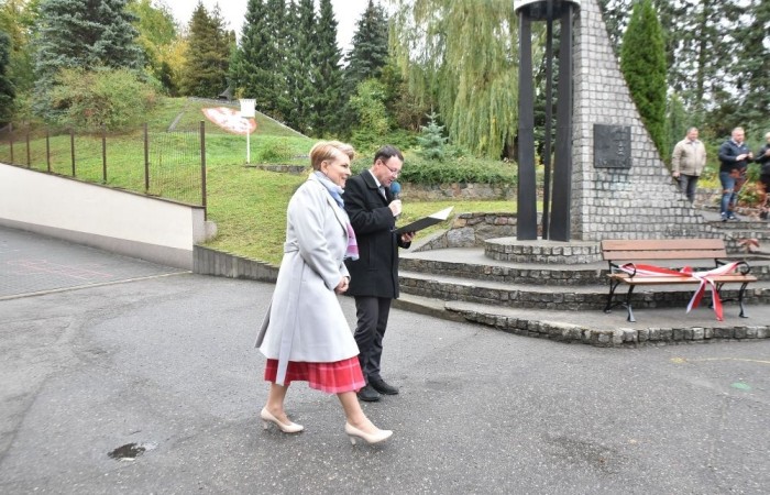 20 października świętowaliśmy Jubileusz 60-lecia Szkoły Podstawowej nr 2 w Pasłęku. Był to dla nas szczególny dzień, czas, w którym w symboliczny sposób przenieśliśmy się do chwili powstania naszej szkoły. Cieszymy się bardzo, że tak ważne dla nas wydarzenie swą obecnością uświetnili: minister Andrzej Śliwka - podsekretarz stanu w Ministerstwie Aktywów Państwowych, Burmistrz Pasłęka Pan Wiesław Śniecikowski, Przewodniczący Rady Miejskiej w Pasłęku Pan Marian Matuszczak, Starosta Powiatu Elbląskiego Pan Maciej Romanowski, wiceburmistrz Pan Marek Sarnowski, dyrektorzy i przedstawiciele instytucji oświatowych, służb mundurowych, działacze stowarzyszeń i związków zawodowych, emeryci oraz liczni absolwenci Szkoły Podstawowej nr 2 w Pasłęku.
Obchody jubileuszu rozpoczęliśmy od posadzenia drzewka przed pomnikiem patrona, Władysława Broniewskiego i przecięcia wstęgi na ławeczce upamiętniającej tę wyjątkową rocznicę. Następnie, już w auli, głos zabrała Pani Dyrektor Agnieszka Cieklińska, dzięki której wspomnienia związane z historią szkoły na nowo odżyły w pamięci zebranych. W pięknych słowach usłyszeliśmy o początkach szkoły, przypomnieliśmy sobie losy ludzi z nią związanych, ich sukcesy i zmagania, dzięki którym my dzisiaj możemy być częścią wyjątkowego miejsca, tak mocno wpisującego się w historię naszego miasta.