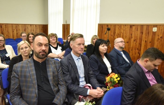 20 października świętowaliśmy Jubileusz 60-lecia Szkoły Podstawowej nr 2 w Pasłęku. Był to dla nas szczególny dzień, czas, w którym w symboliczny sposób przenieśliśmy się do chwili powstania naszej szkoły. Cieszymy się bardzo, że tak ważne dla nas wydarzenie swą obecnością uświetnili: minister Andrzej Śliwka - podsekretarz stanu w Ministerstwie Aktywów Państwowych, Burmistrz Pasłęka Pan Wiesław Śniecikowski, Przewodniczący Rady Miejskiej w Pasłęku Pan Marian Matuszczak, Starosta Powiatu Elbląskiego Pan Maciej Romanowski, wiceburmistrz Pan Marek Sarnowski, dyrektorzy i przedstawiciele instytucji oświatowych, służb mundurowych, działacze stowarzyszeń i związków zawodowych, emeryci oraz liczni absolwenci Szkoły Podstawowej nr 2 w Pasłęku.
Obchody jubileuszu rozpoczęliśmy od posadzenia drzewka przed pomnikiem patrona, Władysława Broniewskiego i przecięcia wstęgi na ławeczce upamiętniającej tę wyjątkową rocznicę. Następnie, już w auli, głos zabrała Pani Dyrektor Agnieszka Cieklińska, dzięki której wspomnienia związane z historią szkoły na nowo odżyły w pamięci zebranych. W pięknych słowach usłyszeliśmy o początkach szkoły, przypomnieliśmy sobie losy ludzi z nią związanych, ich sukcesy i zmagania, dzięki którym my dzisiaj możemy być częścią wyjątkowego miejsca, tak mocno wpisującego się w historię naszego miasta.