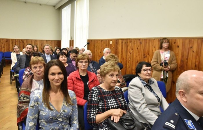 20 października świętowaliśmy Jubileusz 60-lecia Szkoły Podstawowej nr 2 w Pasłęku. Był to dla nas szczególny dzień, czas, w którym w symboliczny sposób przenieśliśmy się do chwili powstania naszej szkoły. Cieszymy się bardzo, że tak ważne dla nas wydarzenie swą obecnością uświetnili: minister Andrzej Śliwka - podsekretarz stanu w Ministerstwie Aktywów Państwowych, Burmistrz Pasłęka Pan Wiesław Śniecikowski, Przewodniczący Rady Miejskiej w Pasłęku Pan Marian Matuszczak, Starosta Powiatu Elbląskiego Pan Maciej Romanowski, wiceburmistrz Pan Marek Sarnowski, dyrektorzy i przedstawiciele instytucji oświatowych, służb mundurowych, działacze stowarzyszeń i związków zawodowych, emeryci oraz liczni absolwenci Szkoły Podstawowej nr 2 w Pasłęku.
Obchody jubileuszu rozpoczęliśmy od posadzenia drzewka przed pomnikiem patrona, Władysława Broniewskiego i przecięcia wstęgi na ławeczce upamiętniającej tę wyjątkową rocznicę. Następnie, już w auli, głos zabrała Pani Dyrektor Agnieszka Cieklińska, dzięki której wspomnienia związane z historią szkoły na nowo odżyły w pamięci zebranych. W pięknych słowach usłyszeliśmy o początkach szkoły, przypomnieliśmy sobie losy ludzi z nią związanych, ich sukcesy i zmagania, dzięki którym my dzisiaj możemy być częścią wyjątkowego miejsca, tak mocno wpisującego się w historię naszego miasta.