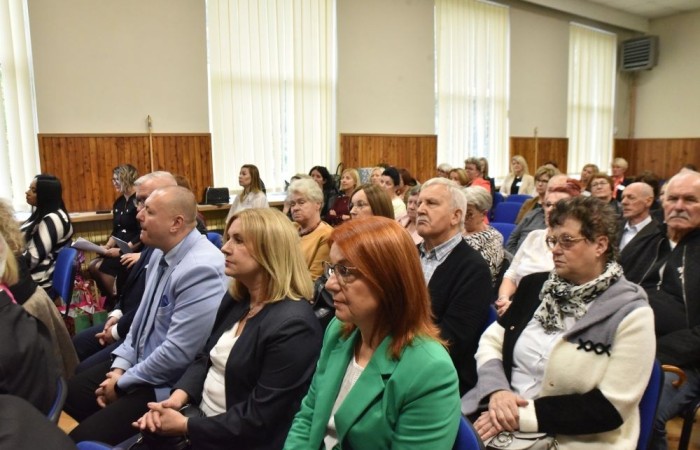 20 października świętowaliśmy Jubileusz 60-lecia Szkoły Podstawowej nr 2 w Pasłęku. Był to dla nas szczególny dzień, czas, w którym w symboliczny sposób przenieśliśmy się do chwili powstania naszej szkoły. Cieszymy się bardzo, że tak ważne dla nas wydarzenie swą obecnością uświetnili: minister Andrzej Śliwka - podsekretarz stanu w Ministerstwie Aktywów Państwowych, Burmistrz Pasłęka Pan Wiesław Śniecikowski, Przewodniczący Rady Miejskiej w Pasłęku Pan Marian Matuszczak, Starosta Powiatu Elbląskiego Pan Maciej Romanowski, wiceburmistrz Pan Marek Sarnowski, dyrektorzy i przedstawiciele instytucji oświatowych, służb mundurowych, działacze stowarzyszeń i związków zawodowych, emeryci oraz liczni absolwenci Szkoły Podstawowej nr 2 w Pasłęku.
Obchody jubileuszu rozpoczęliśmy od posadzenia drzewka przed pomnikiem patrona, Władysława Broniewskiego i przecięcia wstęgi na ławeczce upamiętniającej tę wyjątkową rocznicę. Następnie, już w auli, głos zabrała Pani Dyrektor Agnieszka Cieklińska, dzięki której wspomnienia związane z historią szkoły na nowo odżyły w pamięci zebranych. W pięknych słowach usłyszeliśmy o początkach szkoły, przypomnieliśmy sobie losy ludzi z nią związanych, ich sukcesy i zmagania, dzięki którym my dzisiaj możemy być częścią wyjątkowego miejsca, tak mocno wpisującego się w historię naszego miasta.