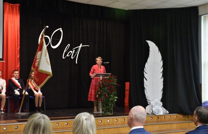 20 października świętowaliśmy Jubileusz 60-lecia Szkoły Podstawowej nr 2 w Pasłęku. Był to dla nas szczególny dzień, czas, w którym w symboliczny sposób przenieśliśmy się do chwili powstania naszej szkoły. Cieszymy się bardzo, że tak ważne dla nas wydarzenie swą obecnością uświetnili: minister Andrzej Śliwka - podsekretarz stanu w Ministerstwie Aktywów Państwowych, Burmistrz Pasłęka Pan Wiesław Śniecikowski, Przewodniczący Rady Miejskiej w Pasłęku Pan Marian Matuszczak, Starosta Powiatu Elbląskiego Pan Maciej Romanowski, wiceburmistrz Pan Marek Sarnowski, dyrektorzy i przedstawiciele instytucji oświatowych, służb mundurowych, działacze stowarzyszeń i związków zawodowych, emeryci oraz liczni absolwenci Szkoły Podstawowej nr 2 w Pasłęku.
Obchody jubileuszu rozpoczęliśmy od posadzenia drzewka przed pomnikiem patrona, Władysława Broniewskiego i przecięcia wstęgi na ławeczce upamiętniającej tę wyjątkową rocznicę. Następnie, już w auli, głos zabrała Pani Dyrektor Agnieszka Cieklińska, dzięki której wspomnienia związane z historią szkoły na nowo odżyły w pamięci zebranych. W pięknych słowach usłyszeliśmy o początkach szkoły, przypomnieliśmy sobie losy ludzi z nią związanych, ich sukcesy i zmagania, dzięki którym my dzisiaj możemy być częścią wyjątkowego miejsca, tak mocno wpisującego się w historię naszego miasta.
