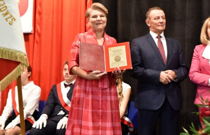 20 października świętowaliśmy Jubileusz 60-lecia Szkoły Podstawowej nr 2 w Pasłęku. Był to dla nas szczególny dzień, czas, w którym w symboliczny sposób przenieśliśmy się do chwili powstania naszej szkoły. Cieszymy się bardzo, że tak ważne dla nas wydarzenie swą obecnością uświetnili: minister Andrzej Śliwka - podsekretarz stanu w Ministerstwie Aktywów Państwowych, Burmistrz Pasłęka Pan Wiesław Śniecikowski, Przewodniczący Rady Miejskiej w Pasłęku Pan Marian Matuszczak, Starosta Powiatu Elbląskiego Pan Maciej Romanowski, wiceburmistrz Pan Marek Sarnowski, dyrektorzy i przedstawiciele instytucji oświatowych, służb mundurowych, działacze stowarzyszeń i związków zawodowych, emeryci oraz liczni absolwenci Szkoły Podstawowej nr 2 w Pasłęku.
Obchody jubileuszu rozpoczęliśmy od posadzenia drzewka przed pomnikiem patrona, Władysława Broniewskiego i przecięcia wstęgi na ławeczce upamiętniającej tę wyjątkową rocznicę. Następnie, już w auli, głos zabrała Pani Dyrektor Agnieszka Cieklińska, dzięki której wspomnienia związane z historią szkoły na nowo odżyły w pamięci zebranych. W pięknych słowach usłyszeliśmy o początkach szkoły, przypomnieliśmy sobie losy ludzi z nią związanych, ich sukcesy i zmagania, dzięki którym my dzisiaj możemy być częścią wyjątkowego miejsca, tak mocno wpisującego się w historię naszego miasta.