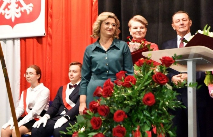 20 października świętowaliśmy Jubileusz 60-lecia Szkoły Podstawowej nr 2 w Pasłęku. Był to dla nas szczególny dzień, czas, w którym w symboliczny sposób przenieśliśmy się do chwili powstania naszej szkoły. Cieszymy się bardzo, że tak ważne dla nas wydarzenie swą obecnością uświetnili: minister Andrzej Śliwka - podsekretarz stanu w Ministerstwie Aktywów Państwowych, Burmistrz Pasłęka Pan Wiesław Śniecikowski, Przewodniczący Rady Miejskiej w Pasłęku Pan Marian Matuszczak, Starosta Powiatu Elbląskiego Pan Maciej Romanowski, wiceburmistrz Pan Marek Sarnowski, dyrektorzy i przedstawiciele instytucji oświatowych, służb mundurowych, działacze stowarzyszeń i związków zawodowych, emeryci oraz liczni absolwenci Szkoły Podstawowej nr 2 w Pasłęku.
Obchody jubileuszu rozpoczęliśmy od posadzenia drzewka przed pomnikiem patrona, Władysława Broniewskiego i przecięcia wstęgi na ławeczce upamiętniającej tę wyjątkową rocznicę. Następnie, już w auli, głos zabrała Pani Dyrektor Agnieszka Cieklińska, dzięki której wspomnienia związane z historią szkoły na nowo odżyły w pamięci zebranych. W pięknych słowach usłyszeliśmy o początkach szkoły, przypomnieliśmy sobie losy ludzi z nią związanych, ich sukcesy i zmagania, dzięki którym my dzisiaj możemy być częścią wyjątkowego miejsca, tak mocno wpisującego się w historię naszego miasta.