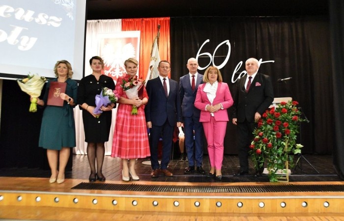 20 października świętowaliśmy Jubileusz 60-lecia Szkoły Podstawowej nr 2 w Pasłęku. Był to dla nas szczególny dzień, czas, w którym w symboliczny sposób przenieśliśmy się do chwili powstania naszej szkoły. Cieszymy się bardzo, że tak ważne dla nas wydarzenie swą obecnością uświetnili: minister Andrzej Śliwka - podsekretarz stanu w Ministerstwie Aktywów Państwowych, Burmistrz Pasłęka Pan Wiesław Śniecikowski, Przewodniczący Rady Miejskiej w Pasłęku Pan Marian Matuszczak, Starosta Powiatu Elbląskiego Pan Maciej Romanowski, wiceburmistrz Pan Marek Sarnowski, dyrektorzy i przedstawiciele instytucji oświatowych, służb mundurowych, działacze stowarzyszeń i związków zawodowych, emeryci oraz liczni absolwenci Szkoły Podstawowej nr 2 w Pasłęku.
Obchody jubileuszu rozpoczęliśmy od posadzenia drzewka przed pomnikiem patrona, Władysława Broniewskiego i przecięcia wstęgi na ławeczce upamiętniającej tę wyjątkową rocznicę. Następnie, już w auli, głos zabrała Pani Dyrektor Agnieszka Cieklińska, dzięki której wspomnienia związane z historią szkoły na nowo odżyły w pamięci zebranych. W pięknych słowach usłyszeliśmy o początkach szkoły, przypomnieliśmy sobie losy ludzi z nią związanych, ich sukcesy i zmagania, dzięki którym my dzisiaj możemy być częścią wyjątkowego miejsca, tak mocno wpisującego się w historię naszego miasta.