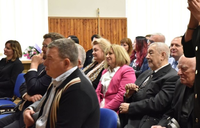 20 października świętowaliśmy Jubileusz 60-lecia Szkoły Podstawowej nr 2 w Pasłęku. Był to dla nas szczególny dzień, czas, w którym w symboliczny sposób przenieśliśmy się do chwili powstania naszej szkoły. Cieszymy się bardzo, że tak ważne dla nas wydarzenie swą obecnością uświetnili: minister Andrzej Śliwka - podsekretarz stanu w Ministerstwie Aktywów Państwowych, Burmistrz Pasłęka Pan Wiesław Śniecikowski, Przewodniczący Rady Miejskiej w Pasłęku Pan Marian Matuszczak, Starosta Powiatu Elbląskiego Pan Maciej Romanowski, wiceburmistrz Pan Marek Sarnowski, dyrektorzy i przedstawiciele instytucji oświatowych, służb mundurowych, działacze stowarzyszeń i związków zawodowych, emeryci oraz liczni absolwenci Szkoły Podstawowej nr 2 w Pasłęku.
Obchody jubileuszu rozpoczęliśmy od posadzenia drzewka przed pomnikiem patrona, Władysława Broniewskiego i przecięcia wstęgi na ławeczce upamiętniającej tę wyjątkową rocznicę. Następnie, już w auli, głos zabrała Pani Dyrektor Agnieszka Cieklińska, dzięki której wspomnienia związane z historią szkoły na nowo odżyły w pamięci zebranych. W pięknych słowach usłyszeliśmy o początkach szkoły, przypomnieliśmy sobie losy ludzi z nią związanych, ich sukcesy i zmagania, dzięki którym my dzisiaj możemy być częścią wyjątkowego miejsca, tak mocno wpisującego się w historię naszego miasta.