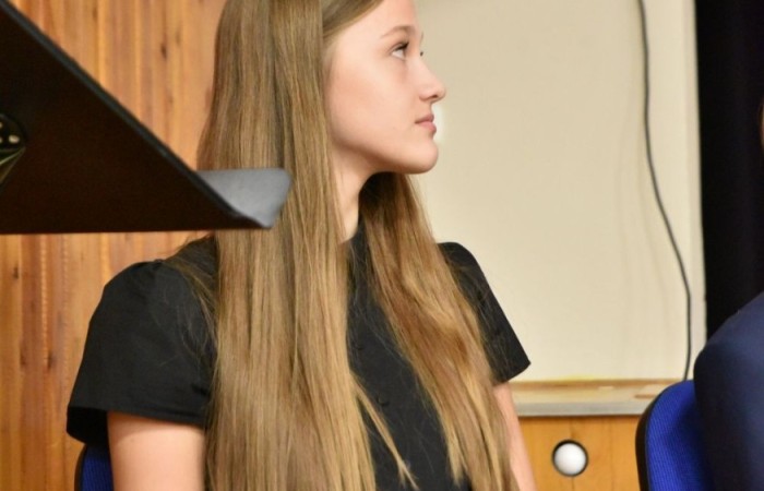 20 października świętowaliśmy Jubileusz 60-lecia Szkoły Podstawowej nr 2 w Pasłęku. Był to dla nas szczególny dzień, czas, w którym w symboliczny sposób przenieśliśmy się do chwili powstania naszej szkoły. Cieszymy się bardzo, że tak ważne dla nas wydarzenie swą obecnością uświetnili: minister Andrzej Śliwka - podsekretarz stanu w Ministerstwie Aktywów Państwowych, Burmistrz Pasłęka Pan Wiesław Śniecikowski, Przewodniczący Rady Miejskiej w Pasłęku Pan Marian Matuszczak, Starosta Powiatu Elbląskiego Pan Maciej Romanowski, wiceburmistrz Pan Marek Sarnowski, dyrektorzy i przedstawiciele instytucji oświatowych, służb mundurowych, działacze stowarzyszeń i związków zawodowych, emeryci oraz liczni absolwenci Szkoły Podstawowej nr 2 w Pasłęku.
Obchody jubileuszu rozpoczęliśmy od posadzenia drzewka przed pomnikiem patrona, Władysława Broniewskiego i przecięcia wstęgi na ławeczce upamiętniającej tę wyjątkową rocznicę. Następnie, już w auli, głos zabrała Pani Dyrektor Agnieszka Cieklińska, dzięki której wspomnienia związane z historią szkoły na nowo odżyły w pamięci zebranych. W pięknych słowach usłyszeliśmy o początkach szkoły, przypomnieliśmy sobie losy ludzi z nią związanych, ich sukcesy i zmagania, dzięki którym my dzisiaj możemy być częścią wyjątkowego miejsca, tak mocno wpisującego się w historię naszego miasta.