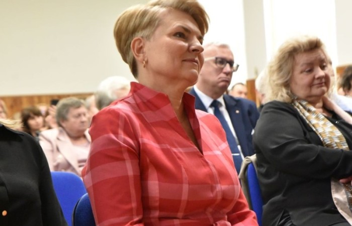 20 października świętowaliśmy Jubileusz 60-lecia Szkoły Podstawowej nr 2 w Pasłęku. Był to dla nas szczególny dzień, czas, w którym w symboliczny sposób przenieśliśmy się do chwili powstania naszej szkoły. Cieszymy się bardzo, że tak ważne dla nas wydarzenie swą obecnością uświetnili: minister Andrzej Śliwka - podsekretarz stanu w Ministerstwie Aktywów Państwowych, Burmistrz Pasłęka Pan Wiesław Śniecikowski, Przewodniczący Rady Miejskiej w Pasłęku Pan Marian Matuszczak, Starosta Powiatu Elbląskiego Pan Maciej Romanowski, wiceburmistrz Pan Marek Sarnowski, dyrektorzy i przedstawiciele instytucji oświatowych, służb mundurowych, działacze stowarzyszeń i związków zawodowych, emeryci oraz liczni absolwenci Szkoły Podstawowej nr 2 w Pasłęku.
Obchody jubileuszu rozpoczęliśmy od posadzenia drzewka przed pomnikiem patrona, Władysława Broniewskiego i przecięcia wstęgi na ławeczce upamiętniającej tę wyjątkową rocznicę. Następnie, już w auli, głos zabrała Pani Dyrektor Agnieszka Cieklińska, dzięki której wspomnienia związane z historią szkoły na nowo odżyły w pamięci zebranych. W pięknych słowach usłyszeliśmy o początkach szkoły, przypomnieliśmy sobie losy ludzi z nią związanych, ich sukcesy i zmagania, dzięki którym my dzisiaj możemy być częścią wyjątkowego miejsca, tak mocno wpisującego się w historię naszego miasta.