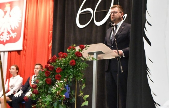 20 października świętowaliśmy Jubileusz 60-lecia Szkoły Podstawowej nr 2 w Pasłęku. Był to dla nas szczególny dzień, czas, w którym w symboliczny sposób przenieśliśmy się do chwili powstania naszej szkoły. Cieszymy się bardzo, że tak ważne dla nas wydarzenie swą obecnością uświetnili: minister Andrzej Śliwka - podsekretarz stanu w Ministerstwie Aktywów Państwowych, Burmistrz Pasłęka Pan Wiesław Śniecikowski, Przewodniczący Rady Miejskiej w Pasłęku Pan Marian Matuszczak, Starosta Powiatu Elbląskiego Pan Maciej Romanowski, wiceburmistrz Pan Marek Sarnowski, dyrektorzy i przedstawiciele instytucji oświatowych, służb mundurowych, działacze stowarzyszeń i związków zawodowych, emeryci oraz liczni absolwenci Szkoły Podstawowej nr 2 w Pasłęku.
Obchody jubileuszu rozpoczęliśmy od posadzenia drzewka przed pomnikiem patrona, Władysława Broniewskiego i przecięcia wstęgi na ławeczce upamiętniającej tę wyjątkową rocznicę. Następnie, już w auli, głos zabrała Pani Dyrektor Agnieszka Cieklińska, dzięki której wspomnienia związane z historią szkoły na nowo odżyły w pamięci zebranych. W pięknych słowach usłyszeliśmy o początkach szkoły, przypomnieliśmy sobie losy ludzi z nią związanych, ich sukcesy i zmagania, dzięki którym my dzisiaj możemy być częścią wyjątkowego miejsca, tak mocno wpisującego się w historię naszego miasta.