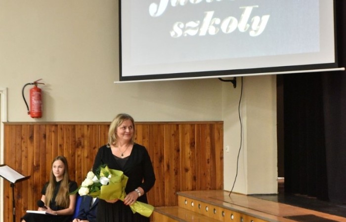 20 października świętowaliśmy Jubileusz 60-lecia Szkoły Podstawowej nr 2 w Pasłęku. Był to dla nas szczególny dzień, czas, w którym w symboliczny sposób przenieśliśmy się do chwili powstania naszej szkoły. Cieszymy się bardzo, że tak ważne dla nas wydarzenie swą obecnością uświetnili: minister Andrzej Śliwka - podsekretarz stanu w Ministerstwie Aktywów Państwowych, Burmistrz Pasłęka Pan Wiesław Śniecikowski, Przewodniczący Rady Miejskiej w Pasłęku Pan Marian Matuszczak, Starosta Powiatu Elbląskiego Pan Maciej Romanowski, wiceburmistrz Pan Marek Sarnowski, dyrektorzy i przedstawiciele instytucji oświatowych, służb mundurowych, działacze stowarzyszeń i związków zawodowych, emeryci oraz liczni absolwenci Szkoły Podstawowej nr 2 w Pasłęku.
Obchody jubileuszu rozpoczęliśmy od posadzenia drzewka przed pomnikiem patrona, Władysława Broniewskiego i przecięcia wstęgi na ławeczce upamiętniającej tę wyjątkową rocznicę. Następnie, już w auli, głos zabrała Pani Dyrektor Agnieszka Cieklińska, dzięki której wspomnienia związane z historią szkoły na nowo odżyły w pamięci zebranych. W pięknych słowach usłyszeliśmy o początkach szkoły, przypomnieliśmy sobie losy ludzi z nią związanych, ich sukcesy i zmagania, dzięki którym my dzisiaj możemy być częścią wyjątkowego miejsca, tak mocno wpisującego się w historię naszego miasta.