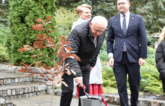 20 października świętowaliśmy Jubileusz 60-lecia Szkoły Podstawowej nr 2 w Pasłęku. Był to dla nas szczególny dzień, czas, w którym w symboliczny sposób przenieśliśmy się do chwili powstania naszej szkoły. Cieszymy się bardzo, że tak ważne dla nas wydarzenie swą obecnością uświetnili: minister Andrzej Śliwka - podsekretarz stanu w Ministerstwie Aktywów Państwowych, Burmistrz Pasłęka Pan Wiesław Śniecikowski, Przewodniczący Rady Miejskiej w Pasłęku Pan Marian Matuszczak, Starosta Powiatu Elbląskiego Pan Maciej Romanowski, wiceburmistrz Pan Marek Sarnowski, dyrektorzy i przedstawiciele instytucji oświatowych, służb mundurowych, działacze stowarzyszeń i związków zawodowych, emeryci oraz liczni absolwenci Szkoły Podstawowej nr 2 w Pasłęku.
Obchody jubileuszu rozpoczęliśmy od posadzenia drzewka przed pomnikiem patrona, Władysława Broniewskiego i przecięcia wstęgi na ławeczce upamiętniającej tę wyjątkową rocznicę. Następnie, już w auli, głos zabrała Pani Dyrektor Agnieszka Cieklińska, dzięki której wspomnienia związane z historią szkoły na nowo odżyły w pamięci zebranych. W pięknych słowach usłyszeliśmy o początkach szkoły, przypomnieliśmy sobie losy ludzi z nią związanych, ich sukcesy i zmagania, dzięki którym my dzisiaj możemy być częścią wyjątkowego miejsca, tak mocno wpisującego się w historię naszego miasta.