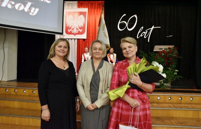 20 października świętowaliśmy Jubileusz 60-lecia Szkoły Podstawowej nr 2 w Pasłęku. Był to dla nas szczególny dzień, czas, w którym w symboliczny sposób przenieśliśmy się do chwili powstania naszej szkoły. Cieszymy się bardzo, że tak ważne dla nas wydarzenie swą obecnością uświetnili: minister Andrzej Śliwka - podsekretarz stanu w Ministerstwie Aktywów Państwowych, Burmistrz Pasłęka Pan Wiesław Śniecikowski, Przewodniczący Rady Miejskiej w Pasłęku Pan Marian Matuszczak, Starosta Powiatu Elbląskiego Pan Maciej Romanowski, wiceburmistrz Pan Marek Sarnowski, dyrektorzy i przedstawiciele instytucji oświatowych, służb mundurowych, działacze stowarzyszeń i związków zawodowych, emeryci oraz liczni absolwenci Szkoły Podstawowej nr 2 w Pasłęku.
Obchody jubileuszu rozpoczęliśmy od posadzenia drzewka przed pomnikiem patrona, Władysława Broniewskiego i przecięcia wstęgi na ławeczce upamiętniającej tę wyjątkową rocznicę. Następnie, już w auli, głos zabrała Pani Dyrektor Agnieszka Cieklińska, dzięki której wspomnienia związane z historią szkoły na nowo odżyły w pamięci zebranych. W pięknych słowach usłyszeliśmy o początkach szkoły, przypomnieliśmy sobie losy ludzi z nią związanych, ich sukcesy i zmagania, dzięki którym my dzisiaj możemy być częścią wyjątkowego miejsca, tak mocno wpisującego się w historię naszego miasta.