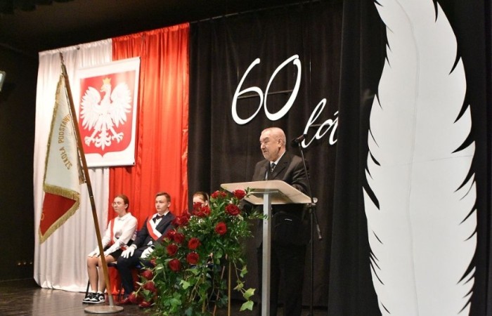 Rok 1963, czas powstania placówki, jednej z pierwszych wybudowanych z okazji 1000-lecia Państwa Polskiego, stał się przez chwilę realną częścią przeżyć kilku pokoleń zebranych w szkolnej auli gości także dzięki, m.in. wystąpieniu Pana Juliana Baka, jednego z pierwszych nauczycieli placówki oraz wspomnieniom absolwentów szkoły.