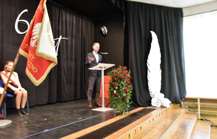 20 października świętowaliśmy Jubileusz 60-lecia Szkoły Podstawowej nr 2 w Pasłęku. Był to dla nas szczególny dzień, czas, w którym w symboliczny sposób przenieśliśmy się do chwili powstania naszej szkoły. Cieszymy się bardzo, że tak ważne dla nas wydarzenie swą obecnością uświetnili: minister Andrzej Śliwka - podsekretarz stanu w Ministerstwie Aktywów Państwowych, Burmistrz Pasłęka Pan Wiesław Śniecikowski, Przewodniczący Rady Miejskiej w Pasłęku Pan Marian Matuszczak, Starosta Powiatu Elbląskiego Pan Maciej Romanowski, wiceburmistrz Pan Marek Sarnowski, dyrektorzy i przedstawiciele instytucji oświatowych, służb mundurowych, działacze stowarzyszeń i związków zawodowych, emeryci oraz liczni absolwenci Szkoły Podstawowej nr 2 w Pasłęku.
Obchody jubileuszu rozpoczęliśmy od posadzenia drzewka przed pomnikiem patrona, Władysława Broniewskiego i przecięcia wstęgi na ławeczce upamiętniającej tę wyjątkową rocznicę. Następnie, już w auli, głos zabrała Pani Dyrektor Agnieszka Cieklińska, dzięki której wspomnienia związane z historią szkoły na nowo odżyły w pamięci zebranych. W pięknych słowach usłyszeliśmy o początkach szkoły, przypomnieliśmy sobie losy ludzi z nią związanych, ich sukcesy i zmagania, dzięki którym my dzisiaj możemy być częścią wyjątkowego miejsca, tak mocno wpisującego się w historię naszego miasta.