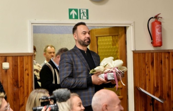 20 października świętowaliśmy Jubileusz 60-lecia Szkoły Podstawowej nr 2 w Pasłęku. Był to dla nas szczególny dzień, czas, w którym w symboliczny sposób przenieśliśmy się do chwili powstania naszej szkoły. Cieszymy się bardzo, że tak ważne dla nas wydarzenie swą obecnością uświetnili: minister Andrzej Śliwka - podsekretarz stanu w Ministerstwie Aktywów Państwowych, Burmistrz Pasłęka Pan Wiesław Śniecikowski, Przewodniczący Rady Miejskiej w Pasłęku Pan Marian Matuszczak, Starosta Powiatu Elbląskiego Pan Maciej Romanowski, wiceburmistrz Pan Marek Sarnowski, dyrektorzy i przedstawiciele instytucji oświatowych, służb mundurowych, działacze stowarzyszeń i związków zawodowych, emeryci oraz liczni absolwenci Szkoły Podstawowej nr 2 w Pasłęku.
Obchody jubileuszu rozpoczęliśmy od posadzenia drzewka przed pomnikiem patrona, Władysława Broniewskiego i przecięcia wstęgi na ławeczce upamiętniającej tę wyjątkową rocznicę. Następnie, już w auli, głos zabrała Pani Dyrektor Agnieszka Cieklińska, dzięki której wspomnienia związane z historią szkoły na nowo odżyły w pamięci zebranych. W pięknych słowach usłyszeliśmy o początkach szkoły, przypomnieliśmy sobie losy ludzi z nią związanych, ich sukcesy i zmagania, dzięki którym my dzisiaj możemy być częścią wyjątkowego miejsca, tak mocno wpisującego się w historię naszego miasta.