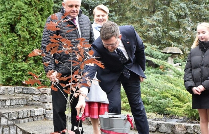 20 października świętowaliśmy Jubileusz 60-lecia Szkoły Podstawowej nr 2 w Pasłęku. Był to dla nas szczególny dzień, czas, w którym w symboliczny sposób przenieśliśmy się do chwili powstania naszej szkoły. Cieszymy się bardzo, że tak ważne dla nas wydarzenie swą obecnością uświetnili: minister Andrzej Śliwka - podsekretarz stanu w Ministerstwie Aktywów Państwowych, Burmistrz Pasłęka Pan Wiesław Śniecikowski, Przewodniczący Rady Miejskiej w Pasłęku Pan Marian Matuszczak, Starosta Powiatu Elbląskiego Pan Maciej Romanowski, wiceburmistrz Pan Marek Sarnowski, dyrektorzy i przedstawiciele instytucji oświatowych, służb mundurowych, działacze stowarzyszeń i związków zawodowych, emeryci oraz liczni absolwenci Szkoły Podstawowej nr 2 w Pasłęku.
Obchody jubileuszu rozpoczęliśmy od posadzenia drzewka przed pomnikiem patrona, Władysława Broniewskiego i przecięcia wstęgi na ławeczce upamiętniającej tę wyjątkową rocznicę. Następnie, już w auli, głos zabrała Pani Dyrektor Agnieszka Cieklińska, dzięki której wspomnienia związane z historią szkoły na nowo odżyły w pamięci zebranych. W pięknych słowach usłyszeliśmy o początkach szkoły, przypomnieliśmy sobie losy ludzi z nią związanych, ich sukcesy i zmagania, dzięki którym my dzisiaj możemy być częścią wyjątkowego miejsca, tak mocno wpisującego się w historię naszego miasta.