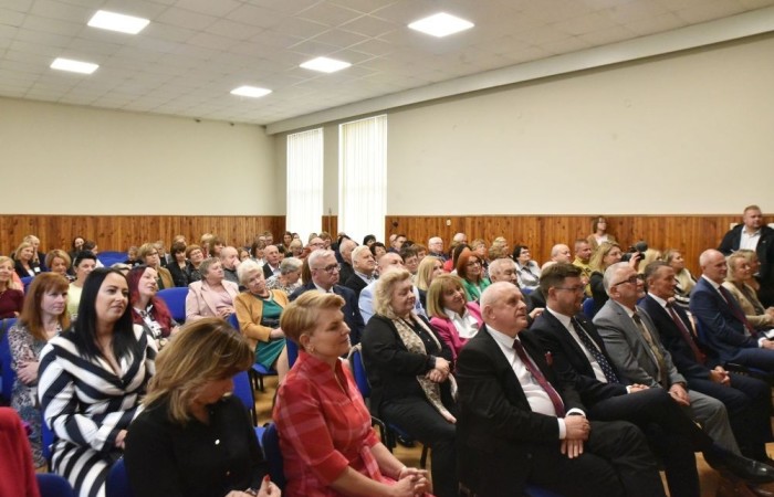 20 października świętowaliśmy Jubileusz 60-lecia Szkoły Podstawowej nr 2 w Pasłęku. Był to dla nas szczególny dzień, czas, w którym w symboliczny sposób przenieśliśmy się do chwili powstania naszej szkoły. Cieszymy się bardzo, że tak ważne dla nas wydarzenie swą obecnością uświetnili: minister Andrzej Śliwka - podsekretarz stanu w Ministerstwie Aktywów Państwowych, Burmistrz Pasłęka Pan Wiesław Śniecikowski, Przewodniczący Rady Miejskiej w Pasłęku Pan Marian Matuszczak, Starosta Powiatu Elbląskiego Pan Maciej Romanowski, wiceburmistrz Pan Marek Sarnowski, dyrektorzy i przedstawiciele instytucji oświatowych, służb mundurowych, działacze stowarzyszeń i związków zawodowych, emeryci oraz liczni absolwenci Szkoły Podstawowej nr 2 w Pasłęku.
Obchody jubileuszu rozpoczęliśmy od posadzenia drzewka przed pomnikiem patrona, Władysława Broniewskiego i przecięcia wstęgi na ławeczce upamiętniającej tę wyjątkową rocznicę. Następnie, już w auli, głos zabrała Pani Dyrektor Agnieszka Cieklińska, dzięki której wspomnienia związane z historią szkoły na nowo odżyły w pamięci zebranych. W pięknych słowach usłyszeliśmy o początkach szkoły, przypomnieliśmy sobie losy ludzi z nią związanych, ich sukcesy i zmagania, dzięki którym my dzisiaj możemy być częścią wyjątkowego miejsca, tak mocno wpisującego się w historię naszego miasta.