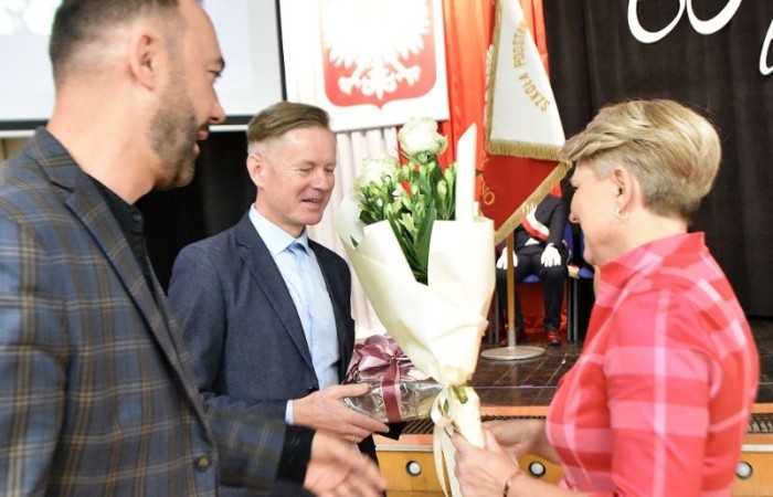 20 października świętowaliśmy Jubileusz 60-lecia Szkoły Podstawowej nr 2 w Pasłęku. Był to dla nas szczególny dzień, czas, w którym w symboliczny sposób przenieśliśmy się do chwili powstania naszej szkoły. Cieszymy się bardzo, że tak ważne dla nas wydarzenie swą obecnością uświetnili: minister Andrzej Śliwka - podsekretarz stanu w Ministerstwie Aktywów Państwowych, Burmistrz Pasłęka Pan Wiesław Śniecikowski, Przewodniczący Rady Miejskiej w Pasłęku Pan Marian Matuszczak, Starosta Powiatu Elbląskiego Pan Maciej Romanowski, wiceburmistrz Pan Marek Sarnowski, dyrektorzy i przedstawiciele instytucji oświatowych, służb mundurowych, działacze stowarzyszeń i związków zawodowych, emeryci oraz liczni absolwenci Szkoły Podstawowej nr 2 w Pasłęku.
Obchody jubileuszu rozpoczęliśmy od posadzenia drzewka przed pomnikiem patrona, Władysława Broniewskiego i przecięcia wstęgi na ławeczce upamiętniającej tę wyjątkową rocznicę. Następnie, już w auli, głos zabrała Pani Dyrektor Agnieszka Cieklińska, dzięki której wspomnienia związane z historią szkoły na nowo odżyły w pamięci zebranych. W pięknych słowach usłyszeliśmy o początkach szkoły, przypomnieliśmy sobie losy ludzi z nią związanych, ich sukcesy i zmagania, dzięki którym my dzisiaj możemy być częścią wyjątkowego miejsca, tak mocno wpisującego się w historię naszego miasta.