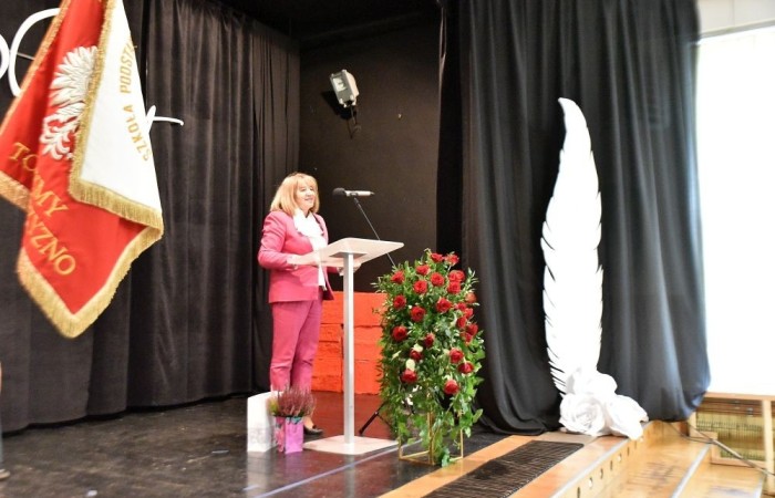 20 października świętowaliśmy Jubileusz 60-lecia Szkoły Podstawowej nr 2 w Pasłęku. Był to dla nas szczególny dzień, czas, w którym w symboliczny sposób przenieśliśmy się do chwili powstania naszej szkoły. Cieszymy się bardzo, że tak ważne dla nas wydarzenie swą obecnością uświetnili: minister Andrzej Śliwka - podsekretarz stanu w Ministerstwie Aktywów Państwowych, Burmistrz Pasłęka Pan Wiesław Śniecikowski, Przewodniczący Rady Miejskiej w Pasłęku Pan Marian Matuszczak, Starosta Powiatu Elbląskiego Pan Maciej Romanowski, wiceburmistrz Pan Marek Sarnowski, dyrektorzy i przedstawiciele instytucji oświatowych, służb mundurowych, działacze stowarzyszeń i związków zawodowych, emeryci oraz liczni absolwenci Szkoły Podstawowej nr 2 w Pasłęku.
Obchody jubileuszu rozpoczęliśmy od posadzenia drzewka przed pomnikiem patrona, Władysława Broniewskiego i przecięcia wstęgi na ławeczce upamiętniającej tę wyjątkową rocznicę. Następnie, już w auli, głos zabrała Pani Dyrektor Agnieszka Cieklińska, dzięki której wspomnienia związane z historią szkoły na nowo odżyły w pamięci zebranych. W pięknych słowach usłyszeliśmy o początkach szkoły, przypomnieliśmy sobie losy ludzi z nią związanych, ich sukcesy i zmagania, dzięki którym my dzisiaj możemy być częścią wyjątkowego miejsca, tak mocno wpisującego się w historię naszego miasta.