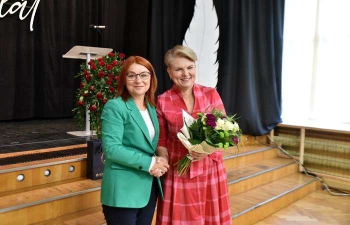 20 października świętowaliśmy Jubileusz 60-lecia Szkoły Podstawowej nr 2 w Pasłęku. Był to dla nas szczególny dzień, czas, w którym w symboliczny sposób przenieśliśmy się do chwili powstania naszej szkoły. Cieszymy się bardzo, że tak ważne dla nas wydarzenie swą obecnością uświetnili: minister Andrzej Śliwka - podsekretarz stanu w Ministerstwie Aktywów Państwowych, Burmistrz Pasłęka Pan Wiesław Śniecikowski, Przewodniczący Rady Miejskiej w Pasłęku Pan Marian Matuszczak, Starosta Powiatu Elbląskiego Pan Maciej Romanowski, wiceburmistrz Pan Marek Sarnowski, dyrektorzy i przedstawiciele instytucji oświatowych, służb mundurowych, działacze stowarzyszeń i związków zawodowych, emeryci oraz liczni absolwenci Szkoły Podstawowej nr 2 w Pasłęku.
Obchody jubileuszu rozpoczęliśmy od posadzenia drzewka przed pomnikiem patrona, Władysława Broniewskiego i przecięcia wstęgi na ławeczce upamiętniającej tę wyjątkową rocznicę. Następnie, już w auli, głos zabrała Pani Dyrektor Agnieszka Cieklińska, dzięki której wspomnienia związane z historią szkoły na nowo odżyły w pamięci zebranych. W pięknych słowach usłyszeliśmy o początkach szkoły, przypomnieliśmy sobie losy ludzi z nią związanych, ich sukcesy i zmagania, dzięki którym my dzisiaj możemy być częścią wyjątkowego miejsca, tak mocno wpisującego się w historię naszego miasta.