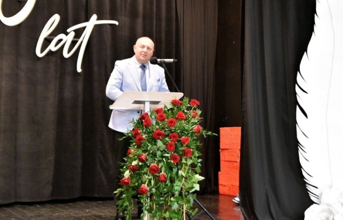 20 października świętowaliśmy Jubileusz 60-lecia Szkoły Podstawowej nr 2 w Pasłęku. Był to dla nas szczególny dzień, czas, w którym w symboliczny sposób przenieśliśmy się do chwili powstania naszej szkoły. Cieszymy się bardzo, że tak ważne dla nas wydarzenie swą obecnością uświetnili: minister Andrzej Śliwka - podsekretarz stanu w Ministerstwie Aktywów Państwowych, Burmistrz Pasłęka Pan Wiesław Śniecikowski, Przewodniczący Rady Miejskiej w Pasłęku Pan Marian Matuszczak, Starosta Powiatu Elbląskiego Pan Maciej Romanowski, wiceburmistrz Pan Marek Sarnowski, dyrektorzy i przedstawiciele instytucji oświatowych, służb mundurowych, działacze stowarzyszeń i związków zawodowych, emeryci oraz liczni absolwenci Szkoły Podstawowej nr 2 w Pasłęku.
Obchody jubileuszu rozpoczęliśmy od posadzenia drzewka przed pomnikiem patrona, Władysława Broniewskiego i przecięcia wstęgi na ławeczce upamiętniającej tę wyjątkową rocznicę. Następnie, już w auli, głos zabrała Pani Dyrektor Agnieszka Cieklińska, dzięki której wspomnienia związane z historią szkoły na nowo odżyły w pamięci zebranych. W pięknych słowach usłyszeliśmy o początkach szkoły, przypomnieliśmy sobie losy ludzi z nią związanych, ich sukcesy i zmagania, dzięki którym my dzisiaj możemy być częścią wyjątkowego miejsca, tak mocno wpisującego się w historię naszego miasta.