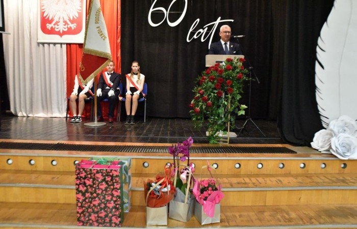 20 października świętowaliśmy Jubileusz 60-lecia Szkoły Podstawowej nr 2 w Pasłęku. Był to dla nas szczególny dzień, czas, w którym w symboliczny sposób przenieśliśmy się do chwili powstania naszej szkoły. Cieszymy się bardzo, że tak ważne dla nas wydarzenie swą obecnością uświetnili: minister Andrzej Śliwka - podsekretarz stanu w Ministerstwie Aktywów Państwowych, Burmistrz Pasłęka Pan Wiesław Śniecikowski, Przewodniczący Rady Miejskiej w Pasłęku Pan Marian Matuszczak, Starosta Powiatu Elbląskiego Pan Maciej Romanowski, wiceburmistrz Pan Marek Sarnowski, dyrektorzy i przedstawiciele instytucji oświatowych, służb mundurowych, działacze stowarzyszeń i związków zawodowych, emeryci oraz liczni absolwenci Szkoły Podstawowej nr 2 w Pasłęku.
Obchody jubileuszu rozpoczęliśmy od posadzenia drzewka przed pomnikiem patrona, Władysława Broniewskiego i przecięcia wstęgi na ławeczce upamiętniającej tę wyjątkową rocznicę. Następnie, już w auli, głos zabrała Pani Dyrektor Agnieszka Cieklińska, dzięki której wspomnienia związane z historią szkoły na nowo odżyły w pamięci zebranych. W pięknych słowach usłyszeliśmy o początkach szkoły, przypomnieliśmy sobie losy ludzi z nią związanych, ich sukcesy i zmagania, dzięki którym my dzisiaj możemy być częścią wyjątkowego miejsca, tak mocno wpisującego się w historię naszego miasta.