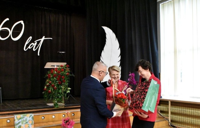 20 października świętowaliśmy Jubileusz 60-lecia Szkoły Podstawowej nr 2 w Pasłęku. Był to dla nas szczególny dzień, czas, w którym w symboliczny sposób przenieśliśmy się do chwili powstania naszej szkoły. Cieszymy się bardzo, że tak ważne dla nas wydarzenie swą obecnością uświetnili: minister Andrzej Śliwka - podsekretarz stanu w Ministerstwie Aktywów Państwowych, Burmistrz Pasłęka Pan Wiesław Śniecikowski, Przewodniczący Rady Miejskiej w Pasłęku Pan Marian Matuszczak, Starosta Powiatu Elbląskiego Pan Maciej Romanowski, wiceburmistrz Pan Marek Sarnowski, dyrektorzy i przedstawiciele instytucji oświatowych, służb mundurowych, działacze stowarzyszeń i związków zawodowych, emeryci oraz liczni absolwenci Szkoły Podstawowej nr 2 w Pasłęku.
Obchody jubileuszu rozpoczęliśmy od posadzenia drzewka przed pomnikiem patrona, Władysława Broniewskiego i przecięcia wstęgi na ławeczce upamiętniającej tę wyjątkową rocznicę. Następnie, już w auli, głos zabrała Pani Dyrektor Agnieszka Cieklińska, dzięki której wspomnienia związane z historią szkoły na nowo odżyły w pamięci zebranych. W pięknych słowach usłyszeliśmy o początkach szkoły, przypomnieliśmy sobie losy ludzi z nią związanych, ich sukcesy i zmagania, dzięki którym my dzisiaj możemy być częścią wyjątkowego miejsca, tak mocno wpisującego się w historię naszego miasta.