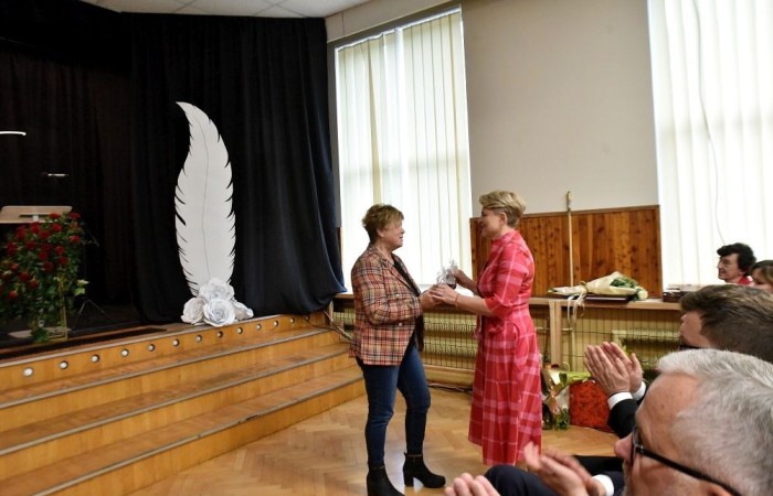 20 października świętowaliśmy Jubileusz 60-lecia Szkoły Podstawowej nr 2 w Pasłęku. Był to dla nas szczególny dzień, czas, w którym w symboliczny sposób przenieśliśmy się do chwili powstania naszej szkoły. Cieszymy się bardzo, że tak ważne dla nas wydarzenie swą obecnością uświetnili: minister Andrzej Śliwka - podsekretarz stanu w Ministerstwie Aktywów Państwowych, Burmistrz Pasłęka Pan Wiesław Śniecikowski, Przewodniczący Rady Miejskiej w Pasłęku Pan Marian Matuszczak, Starosta Powiatu Elbląskiego Pan Maciej Romanowski, wiceburmistrz Pan Marek Sarnowski, dyrektorzy i przedstawiciele instytucji oświatowych, służb mundurowych, działacze stowarzyszeń i związków zawodowych, emeryci oraz liczni absolwenci Szkoły Podstawowej nr 2 w Pasłęku.
Obchody jubileuszu rozpoczęliśmy od posadzenia drzewka przed pomnikiem patrona, Władysława Broniewskiego i przecięcia wstęgi na ławeczce upamiętniającej tę wyjątkową rocznicę. Następnie, już w auli, głos zabrała Pani Dyrektor Agnieszka Cieklińska, dzięki której wspomnienia związane z historią szkoły na nowo odżyły w pamięci zebranych. W pięknych słowach usłyszeliśmy o początkach szkoły, przypomnieliśmy sobie losy ludzi z nią związanych, ich sukcesy i zmagania, dzięki którym my dzisiaj możemy być częścią wyjątkowego miejsca, tak mocno wpisującego się w historię naszego miasta.