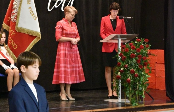 Na wyjątkowość naszej szkoły wpływ mieli niezwykli ludzie: pierwsi dyrektorzy Pan Romuald Gorbaczewski i Pan Bogusław Stankiewicz. Także Pani Grażyna Lewandowska, pełniąca funkcję dyrektora w latach 2007 - 2021, w której imieniu list gratulacyjny odczytała wicedyrektor Pani Anetta Daszkowska. 
