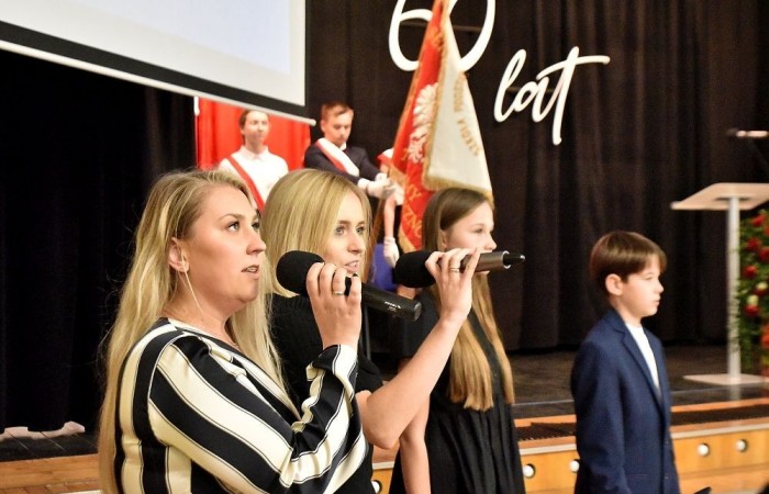 W organizację tak ważnego przedsięwzięcia włączyli się również absolwenci. Ewa i Sandra odśpiewały dawny hymn szkoły oraz przygotowane przez siebie utwory. Amelia Szczesna zaprezentowała przepiękny układ tańca nowoczesnego. Działający w minionych latach, pod kierunkiem Pani Katarzyny Czarneckiej,  zespół muzyczny “The Moon” w składzie: Amelia Szczesna, Szymon Malczewski  Bartosz Deroszewski, zagrał  utwory znanych polskich i zagranicznych artystów.