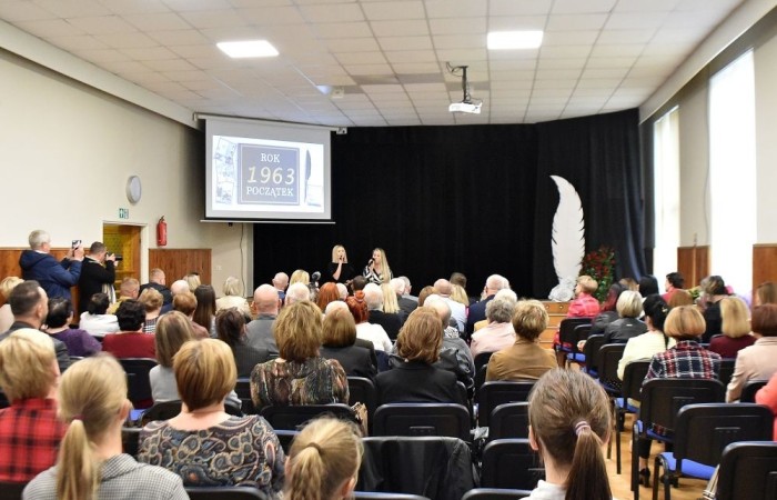 Losy naszej “Dwójki” ukazali również uczniowie w przygotowanej przez nich części artystycznej pod kierunkiem Pani Danuty Szczesnej. Nasi młodzi artyści w humorystycznych scenkach przenieśli nas, m.in. do czasów dyscypliny, ukazując zwyczaje szkoły, przedsięwzięcia jakim była dobudowa szkolnej stołówki z oddziałami przedszkolnymi oraz trudnego okresu w życiu nas wszystkich – pandemii. Zwieńczeniem przedstawienia stała się prezentacja multimedialna przygotowana przez Panią Marzenę Szymańską, ukazująca między innymi kadrę obecnych pedagogów oraz pracowników administracji i obsługi naszej szkoły.