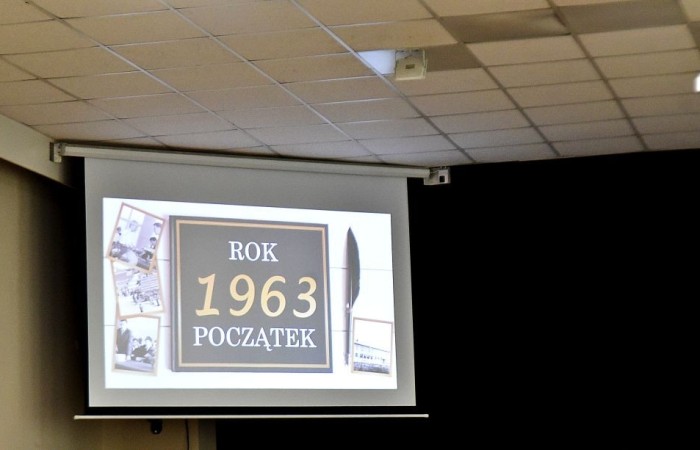 Losy naszej “Dwójki” ukazali również uczniowie w przygotowanej przez nich części artystycznej pod kierunkiem Pani Danuty Szczesnej. Nasi młodzi artyści w humorystycznych scenkach przenieśli nas, m.in. do czasów dyscypliny, ukazując zwyczaje szkoły, przedsięwzięcia jakim była dobudowa szkolnej stołówki z oddziałami przedszkolnymi oraz trudnego okresu w życiu nas wszystkich – pandemii. Zwieńczeniem przedstawienia stała się prezentacja multimedialna przygotowana przez Panią Marzenę Szymańską, ukazująca między innymi kadrę obecnych pedagogów oraz pracowników administracji i obsługi naszej szkoły.