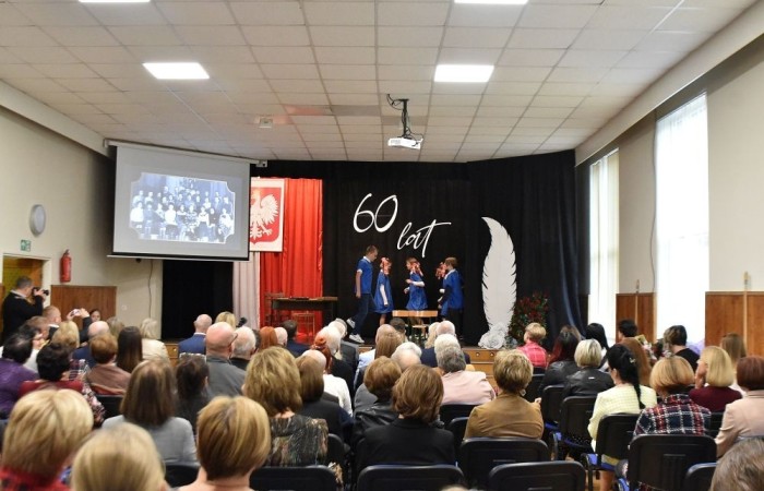 Losy naszej “Dwójki” ukazali również uczniowie w przygotowanej przez nich części artystycznej pod kierunkiem Pani Danuty Szczesnej. Nasi młodzi artyści w humorystycznych scenkach przenieśli nas, m.in. do czasów dyscypliny, ukazując zwyczaje szkoły, przedsięwzięcia jakim była dobudowa szkolnej stołówki z oddziałami przedszkolnymi oraz trudnego okresu w życiu nas wszystkich – pandemii. Zwieńczeniem przedstawienia stała się prezentacja multimedialna przygotowana przez Panią Marzenę Szymańską, ukazująca między innymi kadrę obecnych pedagogów oraz pracowników administracji i obsługi naszej szkoły.